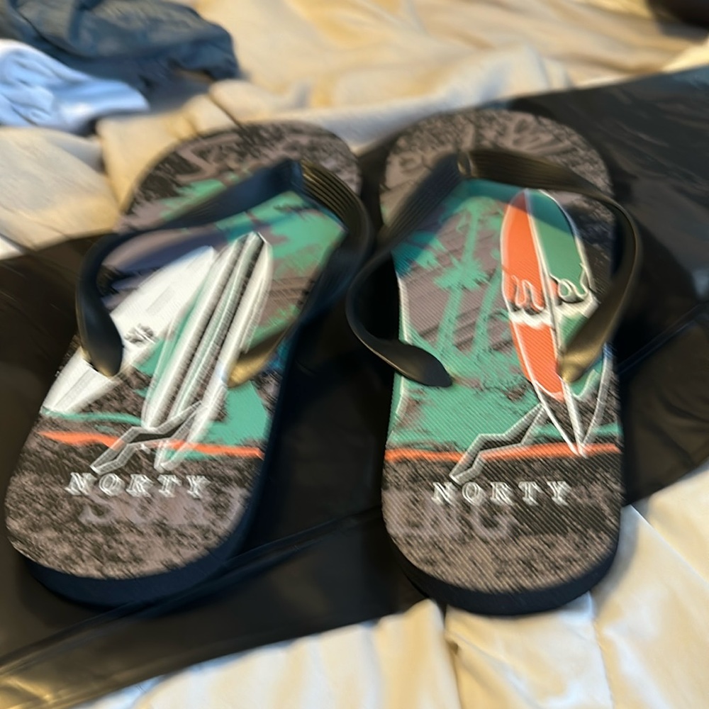 Size 11 men’s flip flops with tags never worn